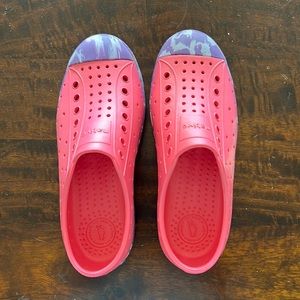 NEW Girls Pink Natives size 2